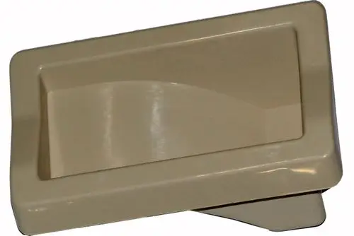 Griff für ein Montageelement, gestaltet für eine Wolf-Anlage, in beigefarbener Kunststoffausführung. Die Form unterstützt die ergonomische Handhabung.